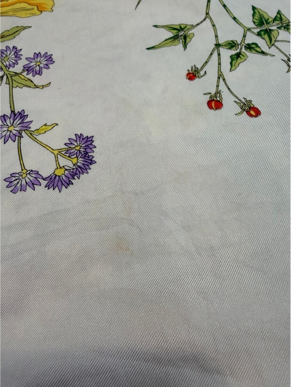 Vintage Gucci Flora Silk Scarf Red Floral Accornero Italy 33" Square - Picture 9 of 10